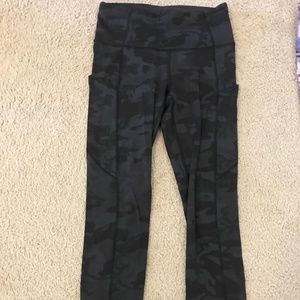 Lululemon Athletica Dark Camo Leggings Sz. 4